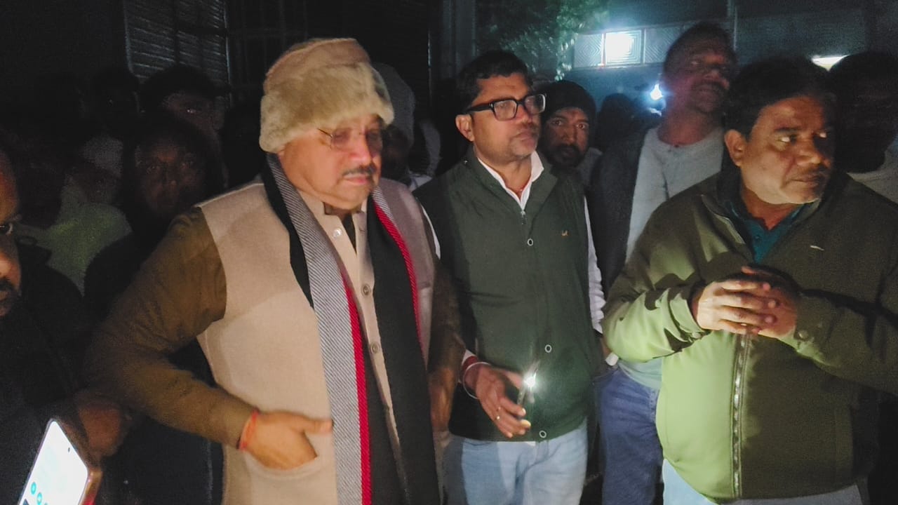 रमना में आगजनी के बाद विधायक अनंत प्रताप देव ने पीड़ित परिवार से मुलाकात कर मुआवजे और सहायता का आश्वासन दिया