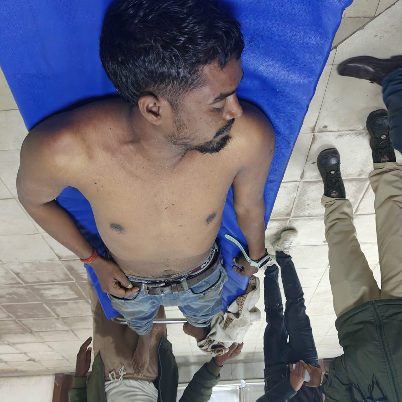 तालाब में बाइक सहित गिरने से एक युवक की मौत,दो ने तैरकर बचाई जान