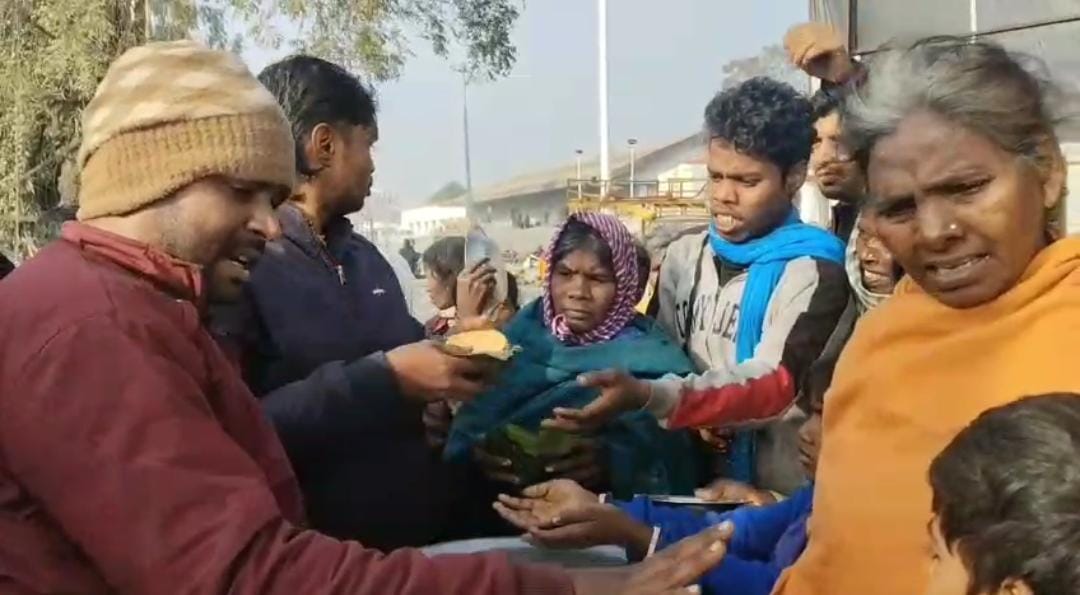 होटल माया पैलेस के संचालक ने अपने जन्मदिन पर गरीब और जरूरतमंदों के बीच किया भोजन वितरण