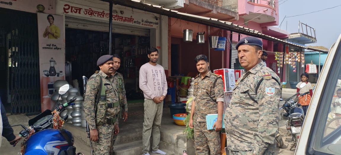 बरडीहा बाजार में सुरक्षा को लेकर सख्ती, थाना प्रभारी ने सभी व्यवसायियों को सीसीटीवी व हाई मास्ट लाइट लगाने का दिया निर्देश