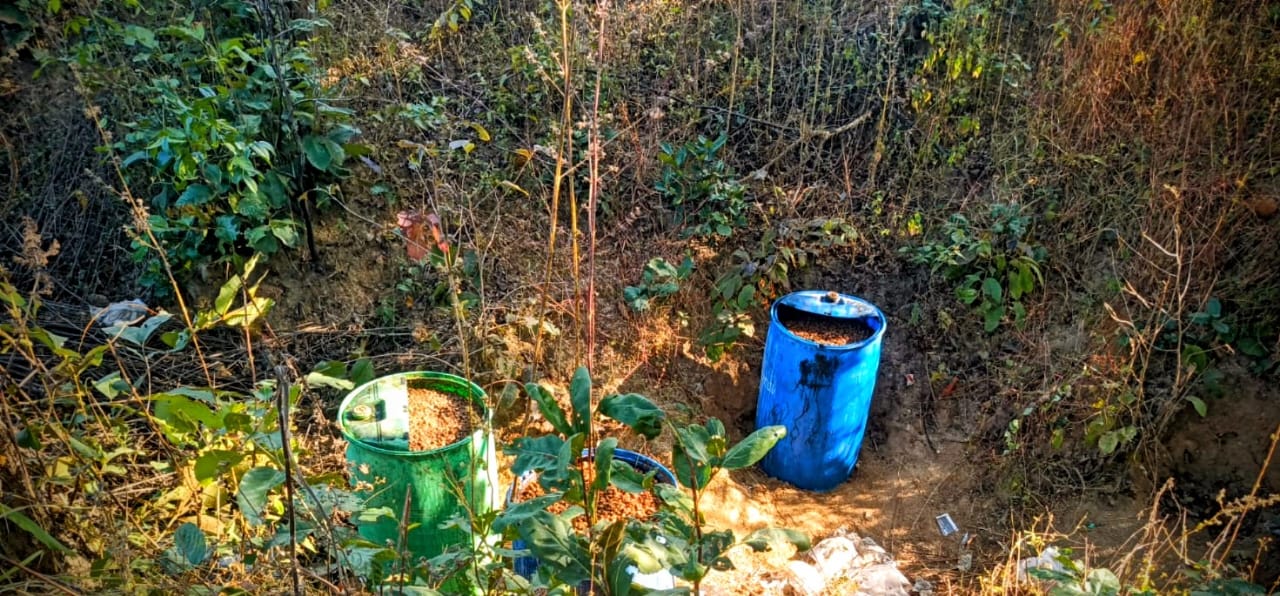 बीडीओ ने अवैध शराब भट्ठी को तोड़ा, सैकड़ों लीटर महुआ शराब किया नष्ट