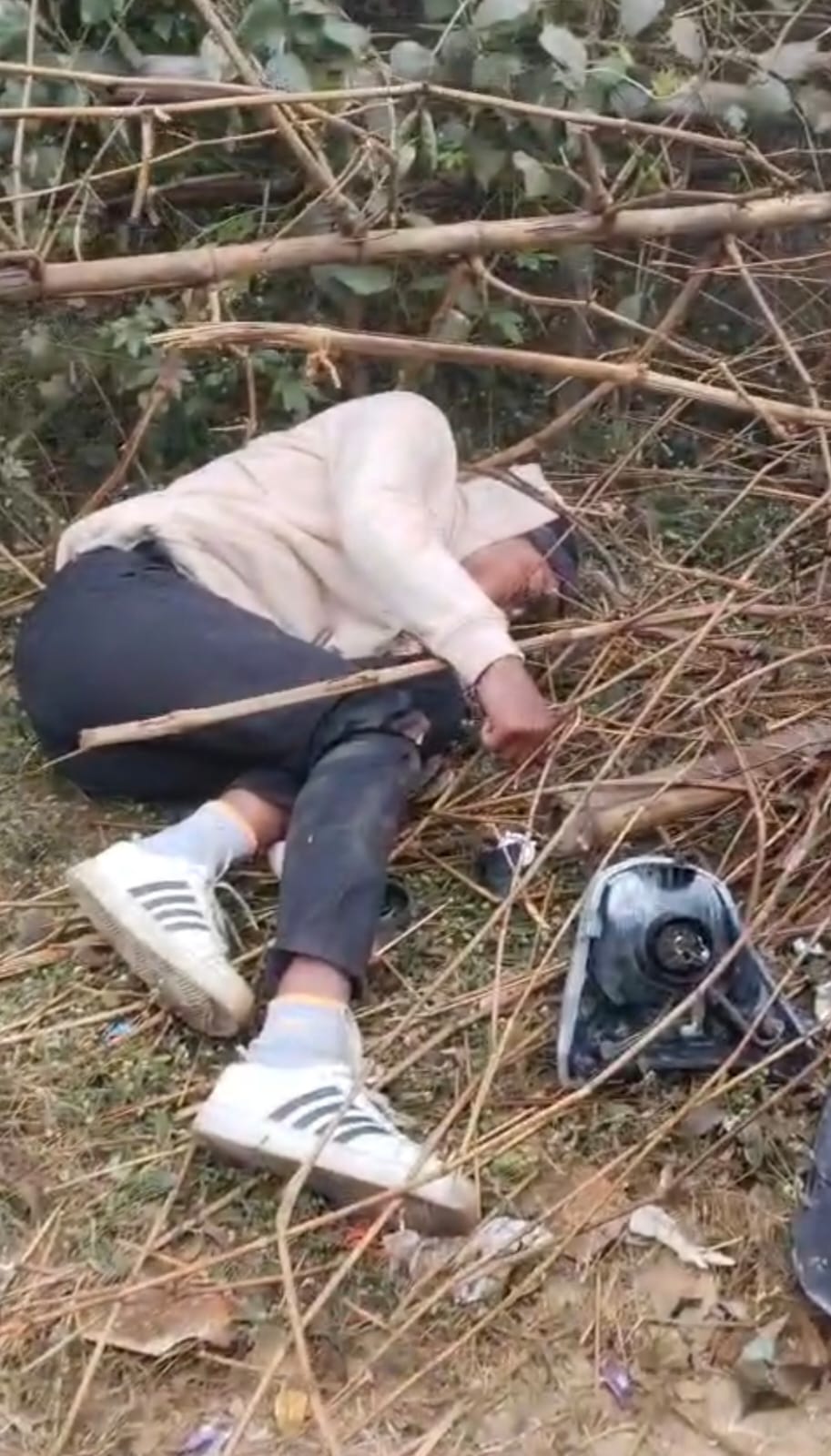 भीषण सड़क हादसा: अनियंत्रित पिकअप ने बाइक सवार युवक को रौंदा, सुंडीपुर निवासी की हालत नाजुक