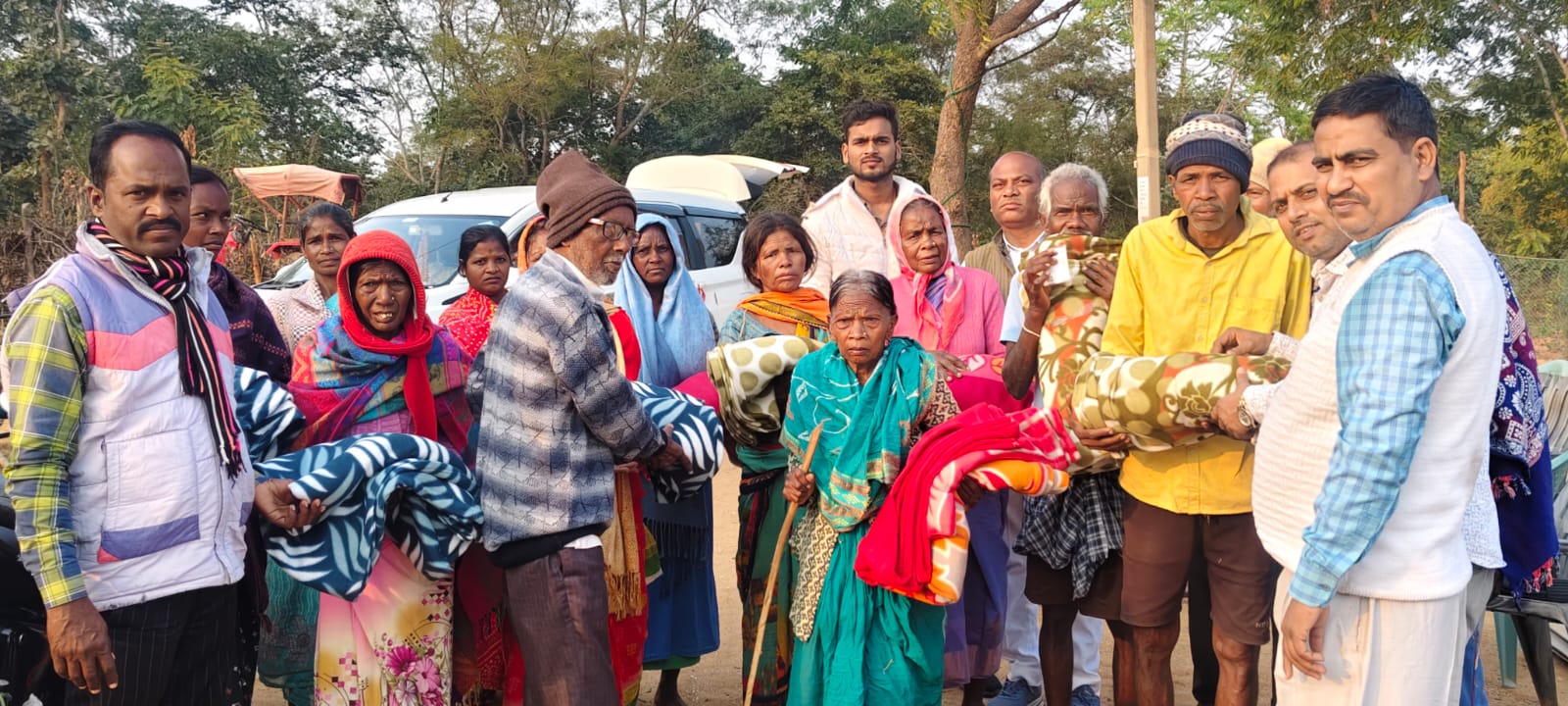 धर्मपत्नी के पुण्यतिथि पर बद्री प्रसाद ने किया जरूरत मन्दो के बीच कम्बल वितरण