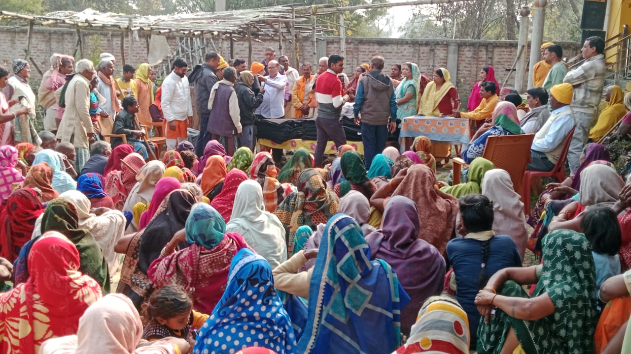 गायत्री परिवार ने 251 गरीबों को किया कंबल वितरण