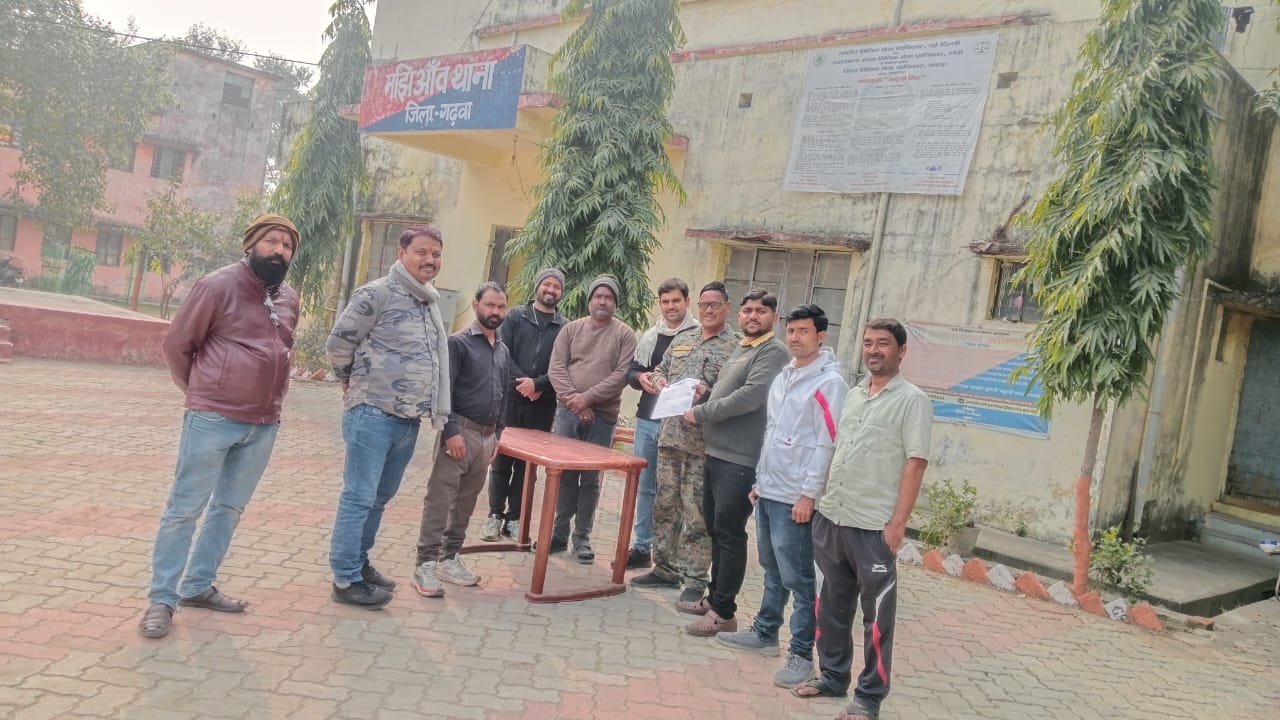 लगातार चोरी की घटनाओं से मझिआंव के व्यवसायी परेशान, थाना में सौंपा सामूहिक आवेदन