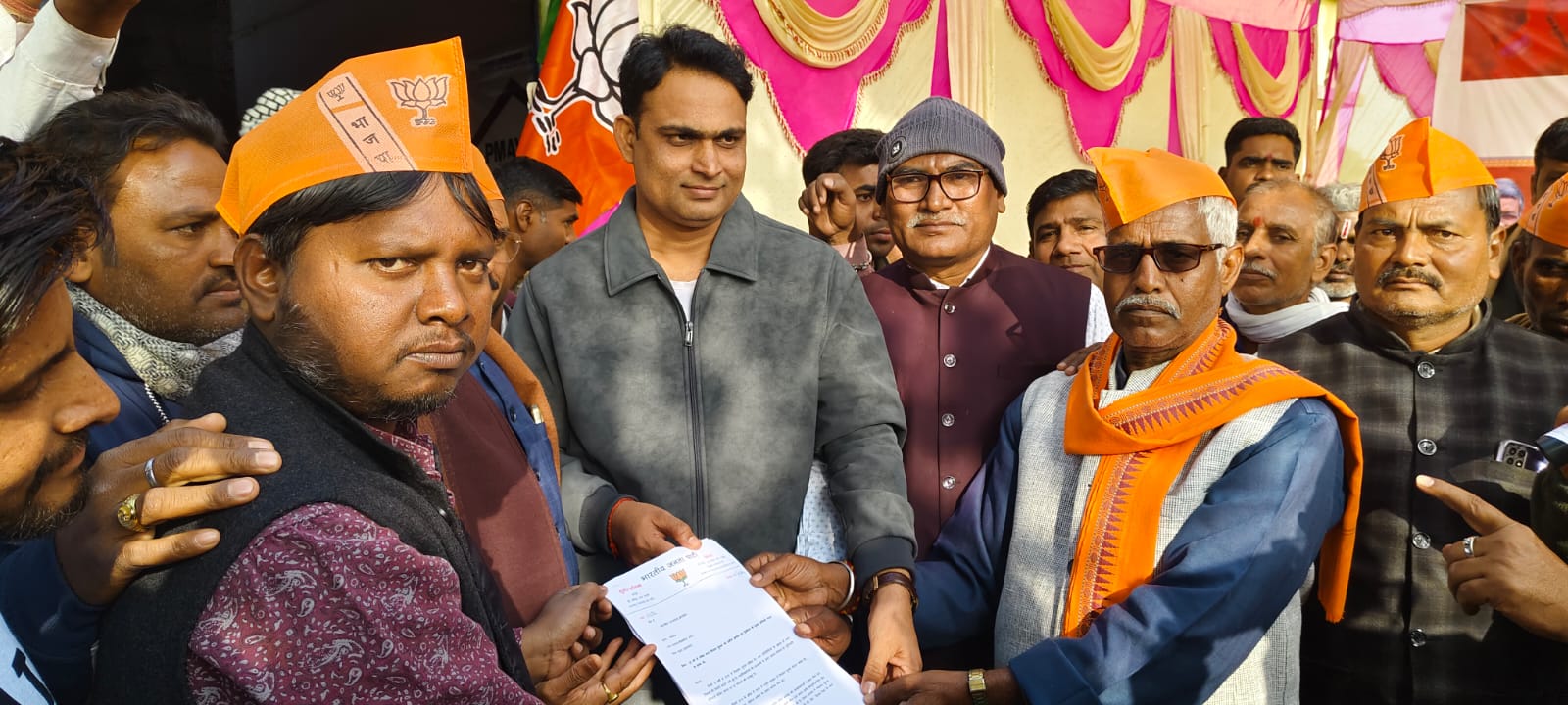 निकाय चुनाव को दलीय आधार पर ईवीएम से कराने की मांग को लेकर बंशीधर नगर में भाजपा का एकदिवसीय धरना