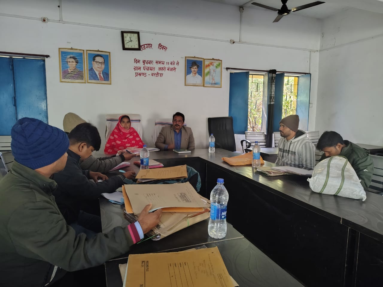 जतरो-बंजारी पंचायत सचिवालय का बीडीओ ने किया निरीक्षण, शिक्षकों व कर्मियों को दिए निर्देश