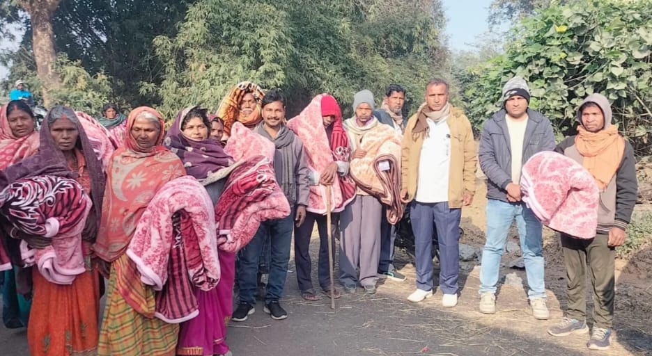 घटहुआँ कला पंचायत में गरीब व जरूरतमंदों के बीच 140 कंबलों का वितरण