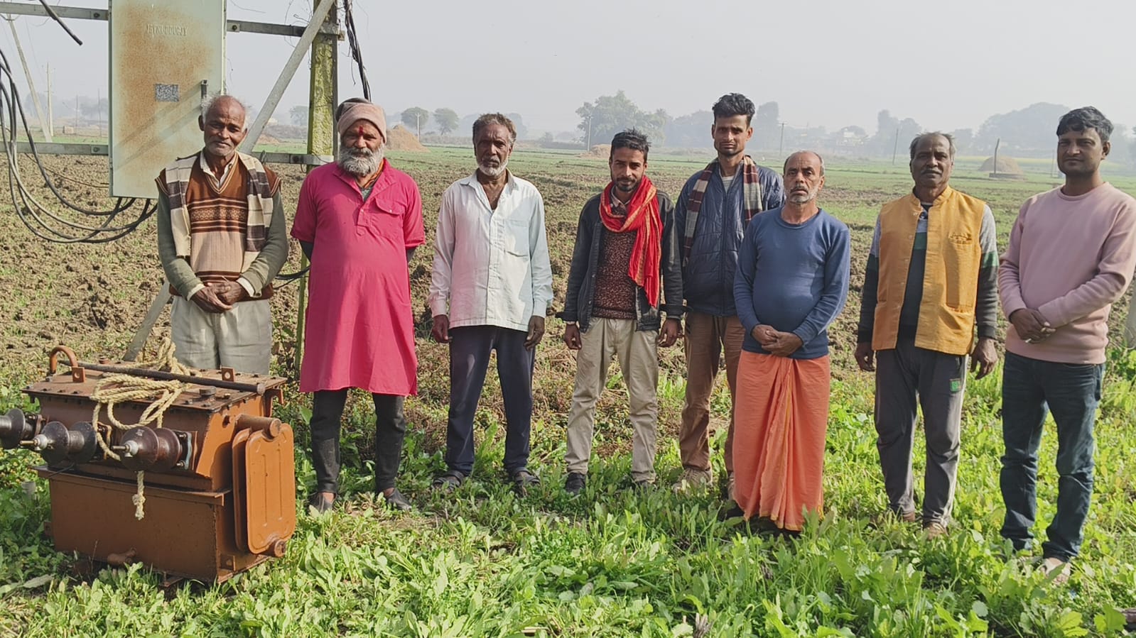 मुखिया सह मुखिया संघ अध्यक्ष की पहल से पतीला में लगा 25 केवी का ट्रांसफार्मर