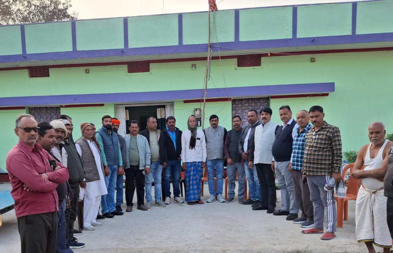 मृतक अंकित कुमार सिंह के परिजनों से मिलकर क्षत्रिय गौरव एकता ने दिया ढांढस, हत्यारे को फांसी की मांग