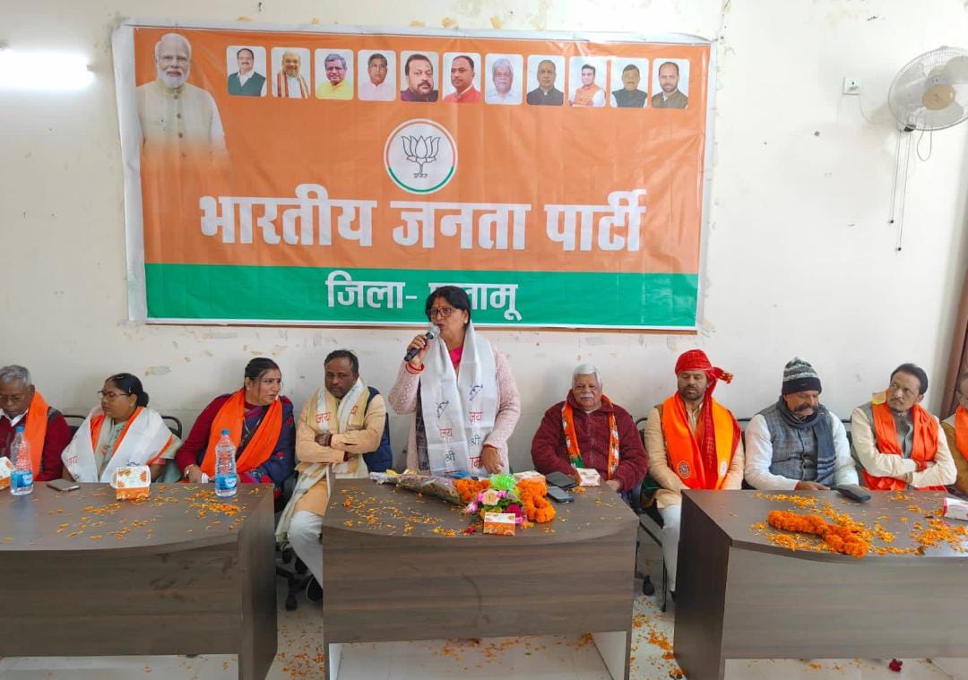 चुनाव पर्यवेक्षक डॉक्टर नीरा यादव ने अमित तिवारी को पुनः जिला अध्यक्ष घोषित किया