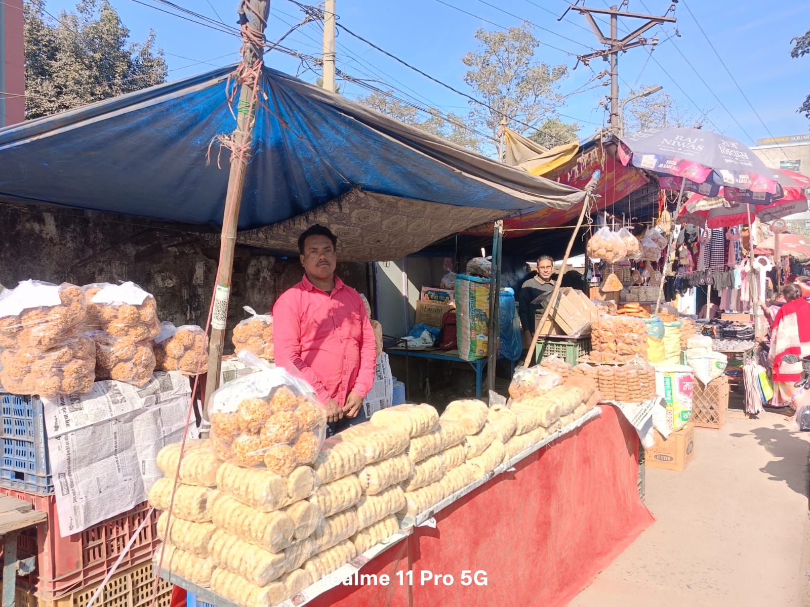 तिलकुट की सौंधी खुशबू से महक रहा बाजार