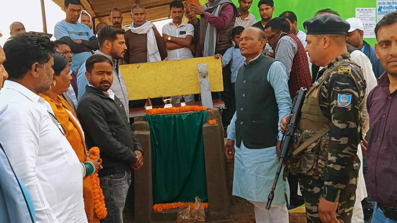 खरसोता में आरसीसी नाली निर्माण का विधायक नरेश प्रसाद सिंह ने किया शिलान्यास