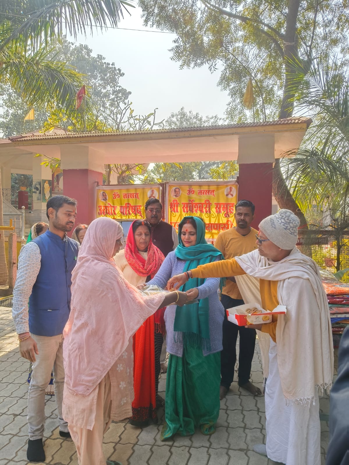 सर्वेश्वरी समूह ने मां मैत्रायणी योगिनी के महानिर्वाण दिवस पर 221 महिलाओं के बीच साड़ी का किया वितरण