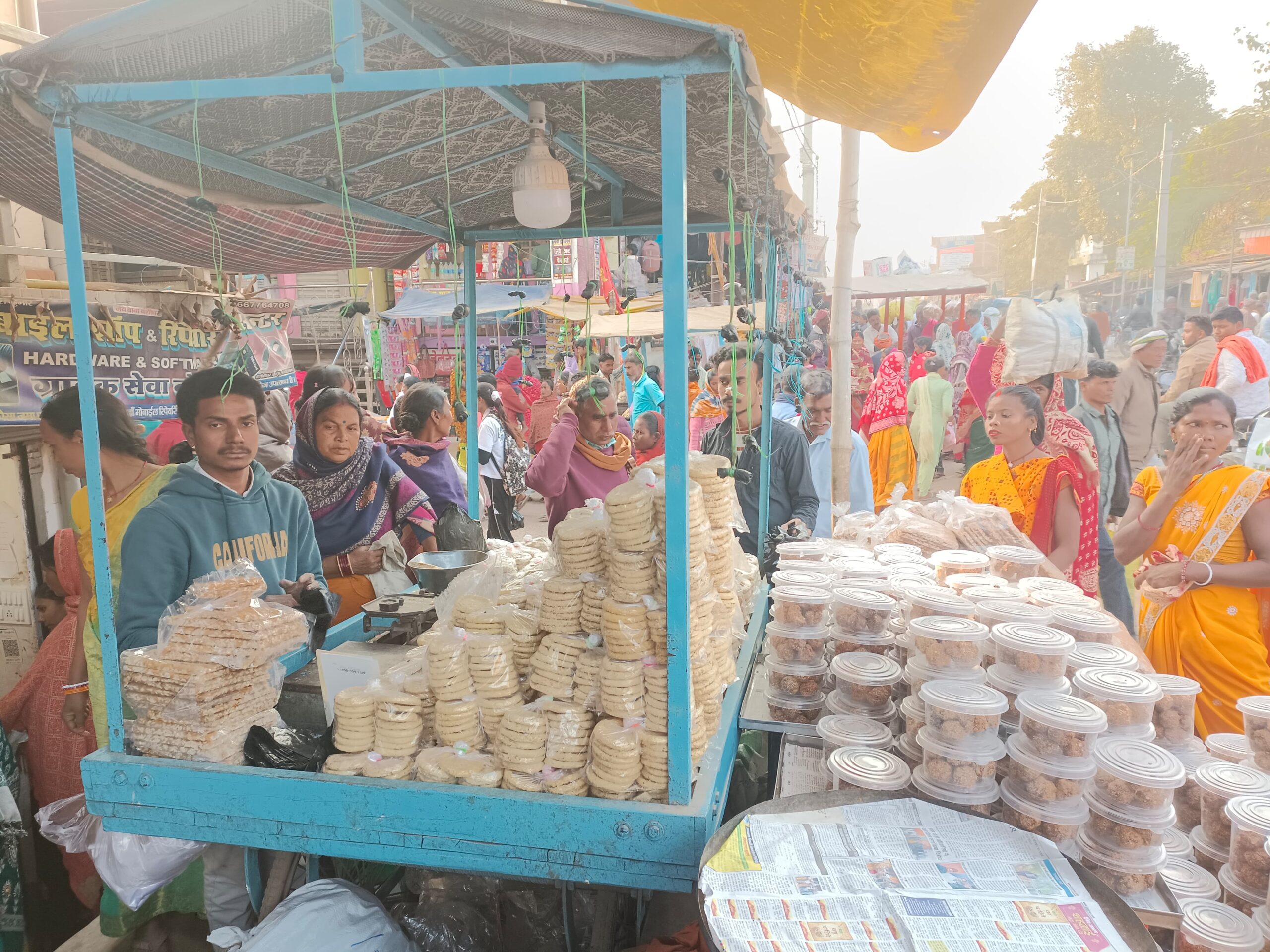 मकर संक्रांति को लेकर बंशीधर नगर के मेन मार्केट में रही चहल-पहल, तिलकुट की दुकानों पर उमड़ी भीड़
