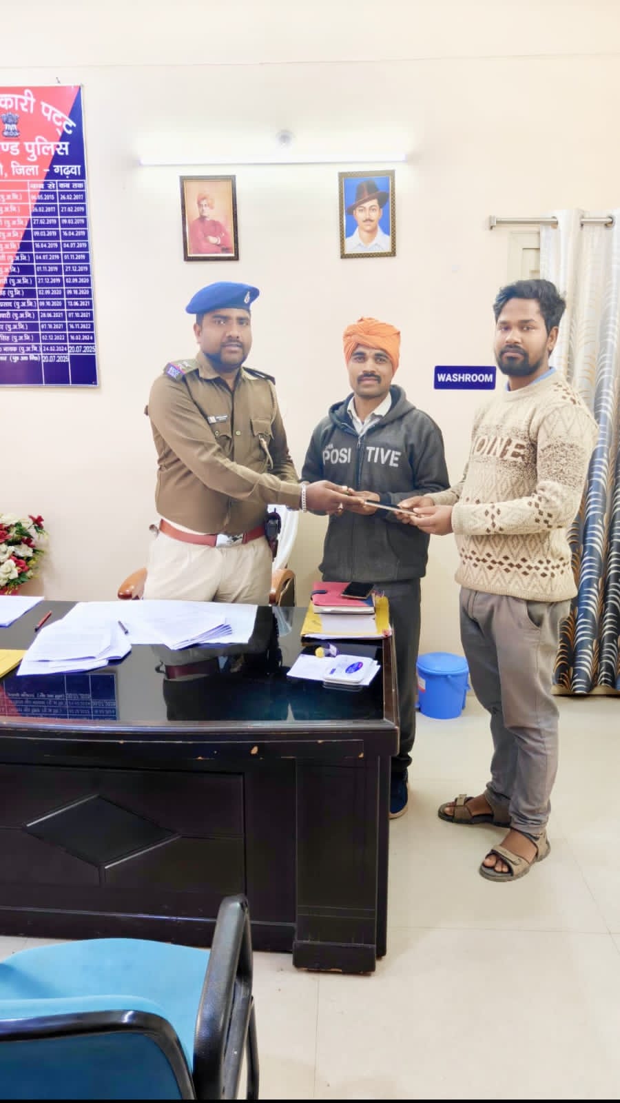 नगर ऊंटारी पुलिस की पहल से एक वर्ष बाद गुम हुए दो मोबाइल बरामदश्री बंशीधर नगर (गढ़वा)