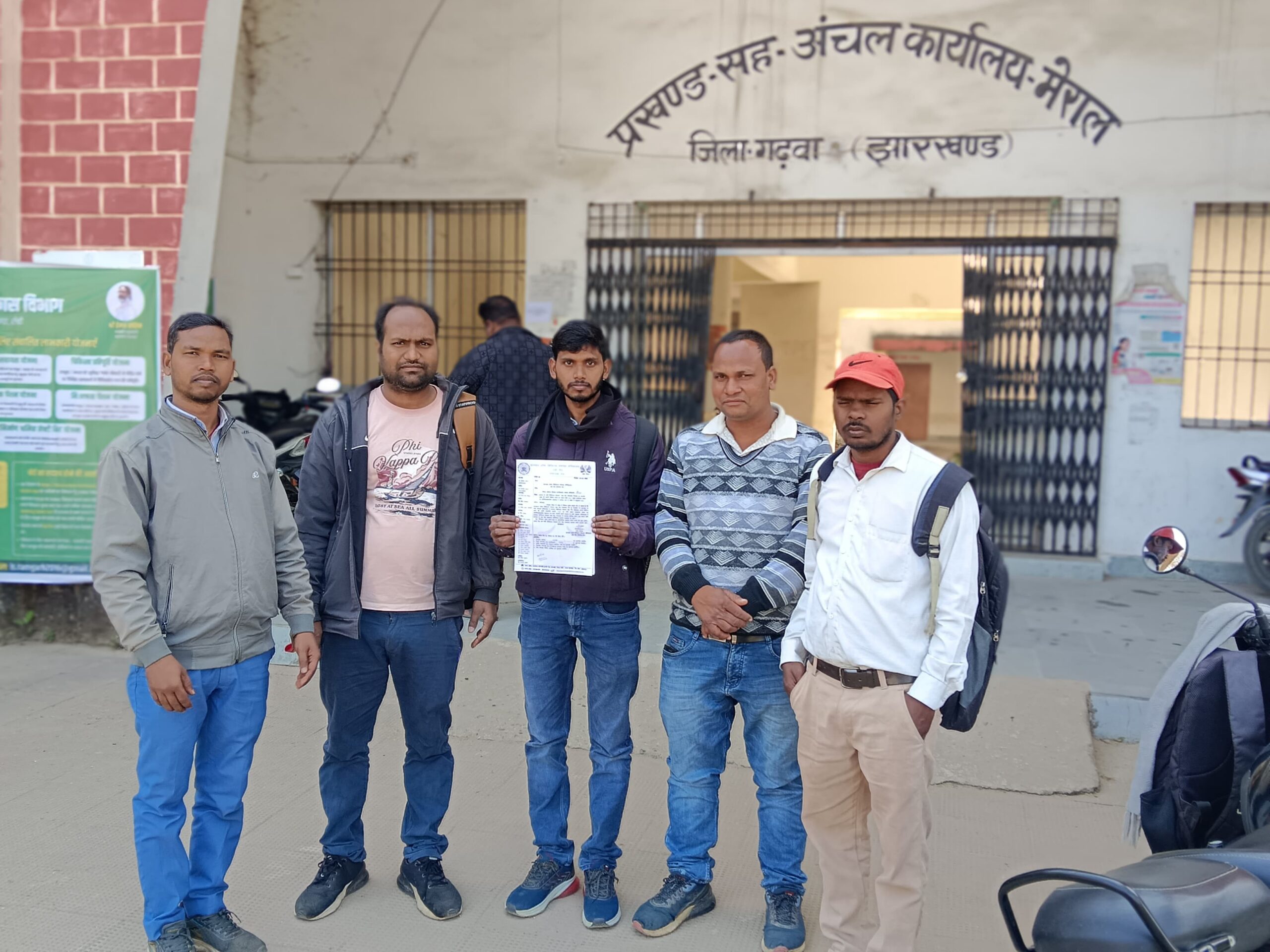 सीएसपी संचालकों ने विभिन्न मांगों को लेकर अनिश्चितकालीन हड़ताल का ऐलान, प्रखंड कार्यालय में सौंपा ज्ञापन