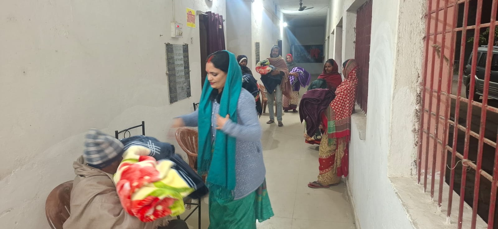 श्री सर्वेश्वरी समूह ने मकर संक्रांति पर वृद्ध आश्रम में किया कंबल व खाद्य सामग्री का वितरण