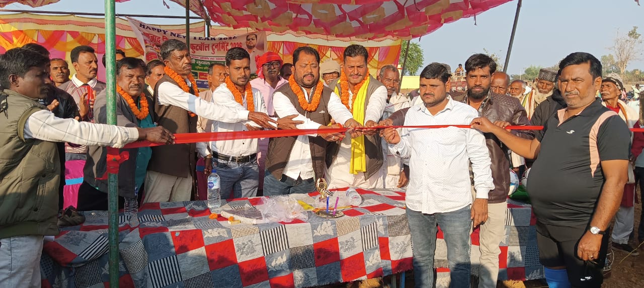 मझिआंव में आजाद हिंद क्लब फुटबॉल टूर्नामेंट 2026 सीजन-3 का शुभारंभ, कांडी टीम ने उद्घाटन मैच जीता