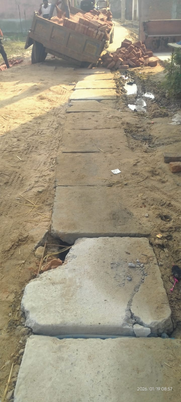 मझिआंव में निर्माण अनियमितता से बड़ा हादसा टला, ट्रैक्टर चालक बाल-बाल बचा, जांच व कार्रवाई की मांग