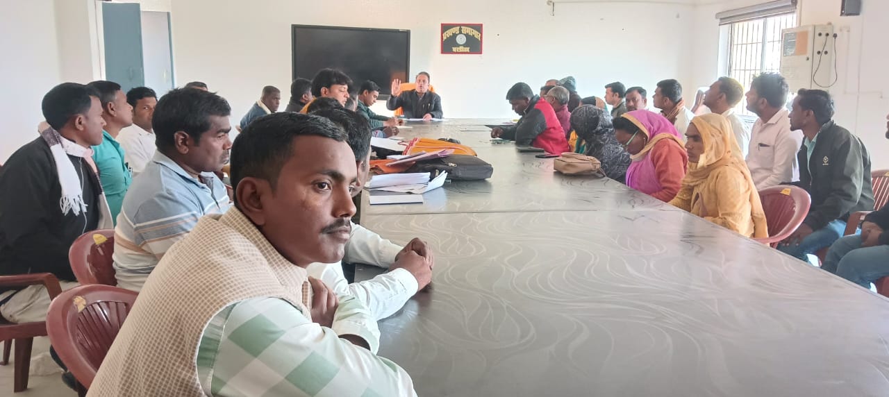 बरडीहा प्रखंड सभागार में बीडीओ ने मनरेगा व आवास योजनाओं की समीक्षा, शत-प्रतिशत ई-केवाईसी व समय पर भुगतान के दिए निर्देश