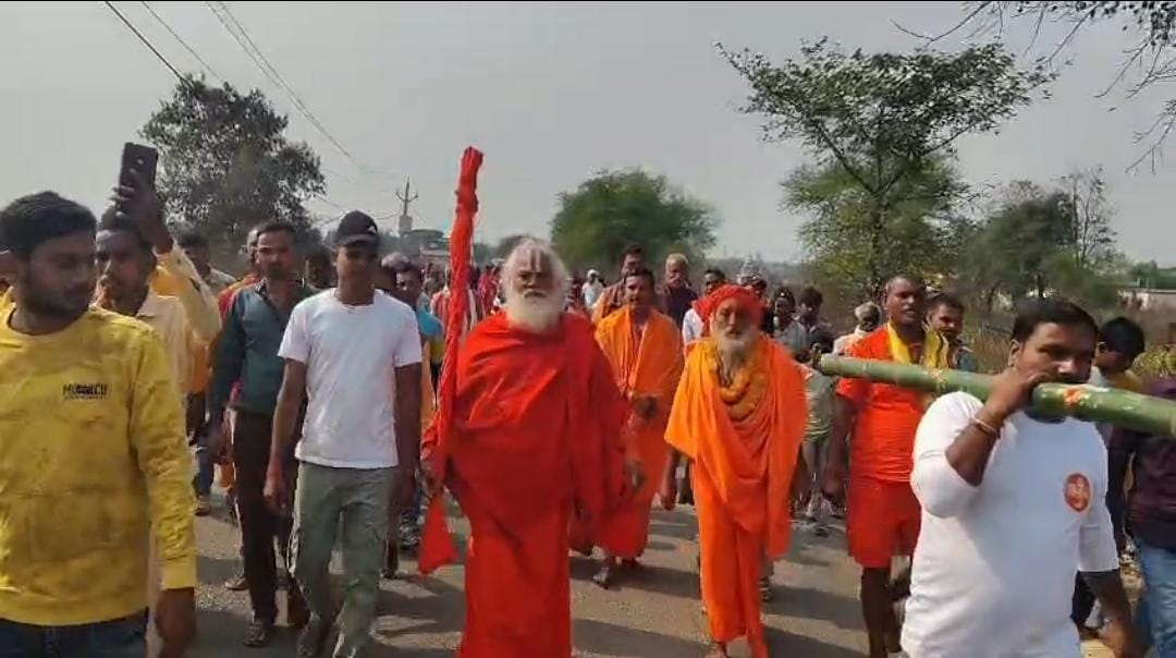 गोपालपुर में श्री लक्ष्मी नारायण महायज्ञ को लेकर भव्य ध्वजारोहण व नगर भ्रमण, जयकारों से गुंजा क्षेत्र