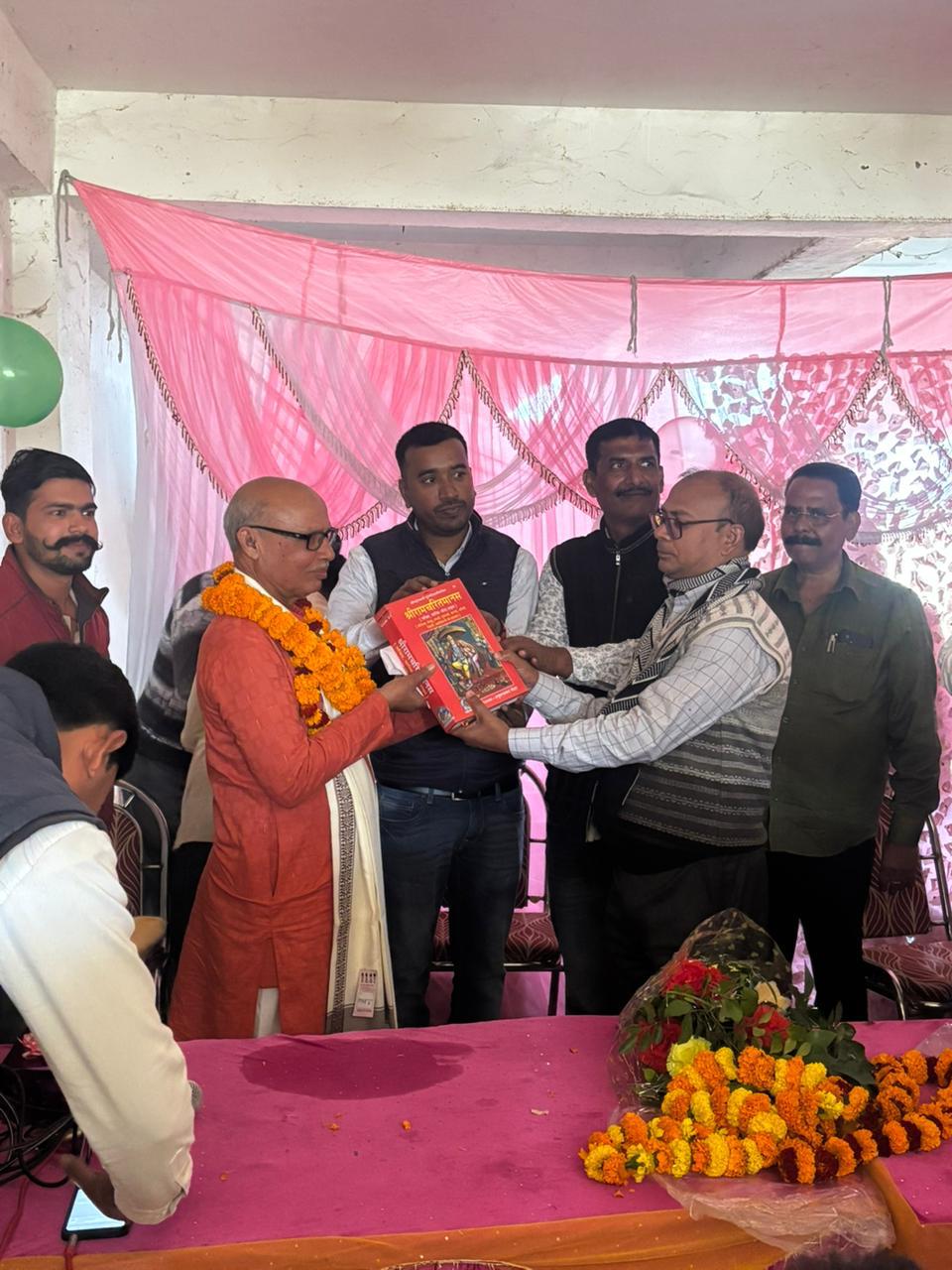 मझिआंव पोस्ट ऑफिस में डाक सेवक ललित सिंह को सेवानिवृत्ति पर दी गई भावभीनी विदाई