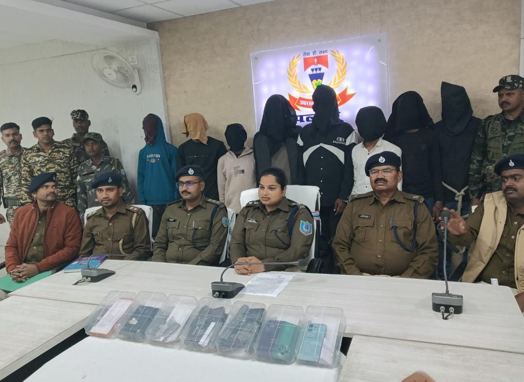 अवैध हथियार के साथ आठ अपराधी गिरफ्तार