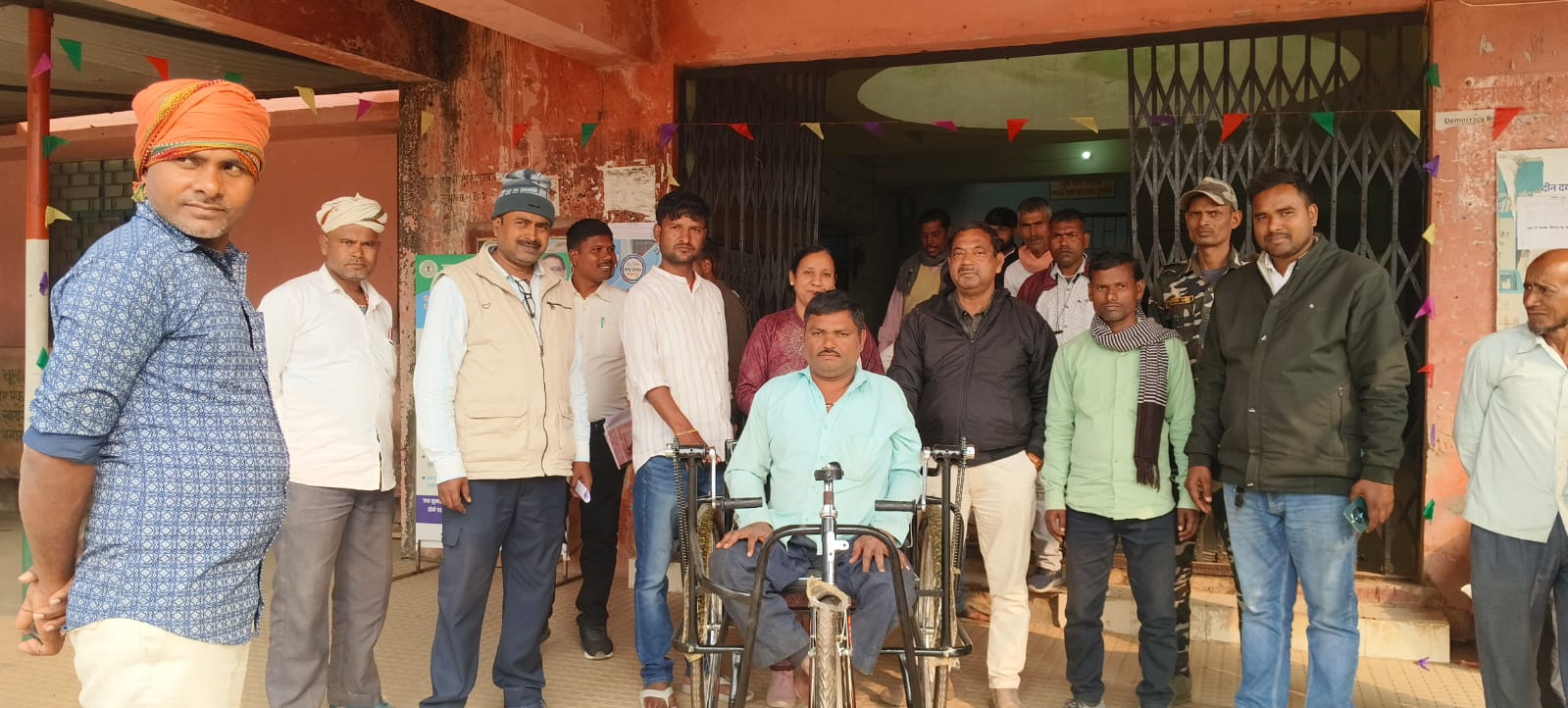 जनता दरबार में दिव्यांग को मिली ट्राई साइकिल, प्रशासन की त्वरित कार्रवाई से खिले चेहरे