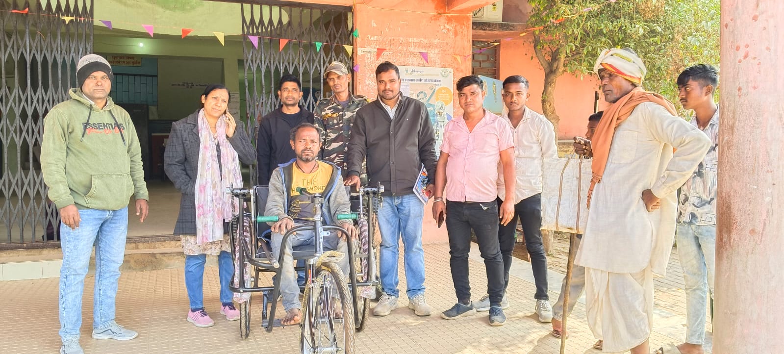 दिव्यांग व्यक्ति को प्रशासन की पहल पर उपलब्ध कराई गई तीन पहिया साइकिल