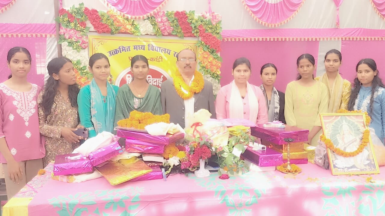 राजकीय उत्क्रमित मध्य विद्यालय रतनगढ़ में प्रभारी प्रधानाध्यापक ओंकार सिंह को दी गई भावभीनी विदाई