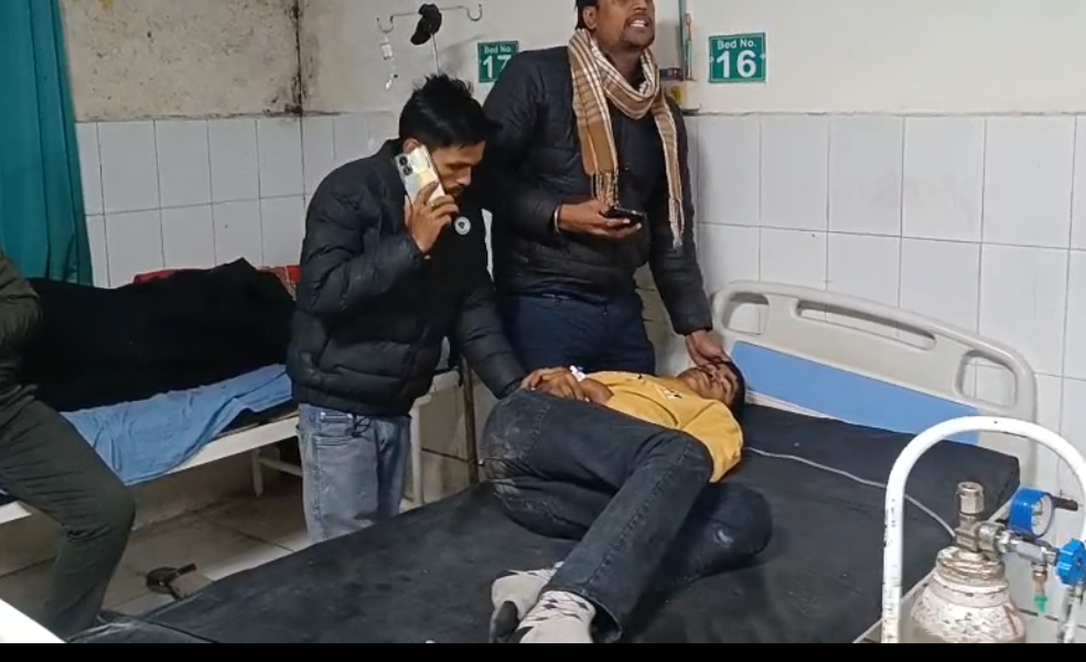 कार ने बाइक सवार को मारी टक्कर युवक-युवती गंभीर रूप से घायल