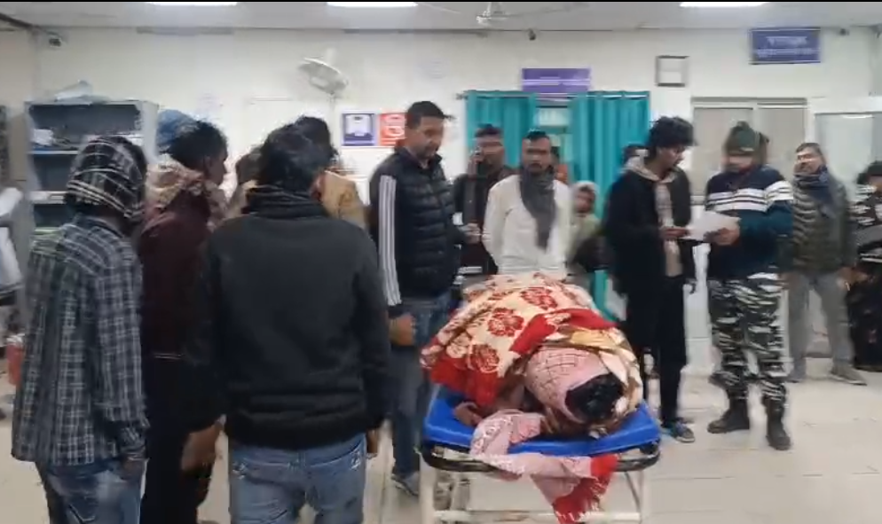 दो बाइक की आमने-सामने की टक्कर में तीन व्यक्ति घायल दो की हालत गंभीर