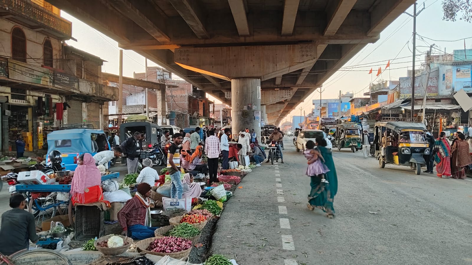 मेराल बस स्टैंड पर अतिक्रमण से बढ़ी परेशानी, जाम और हादसे की आशंका