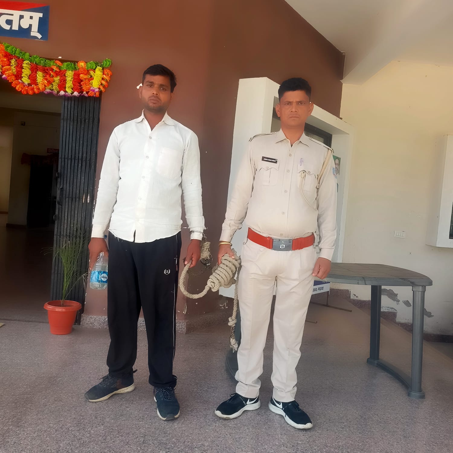 मेराल पुलिस ने अवैध सागवान लदा ट्रैक्टर पकड़ा, चालक गिरफ्तार
