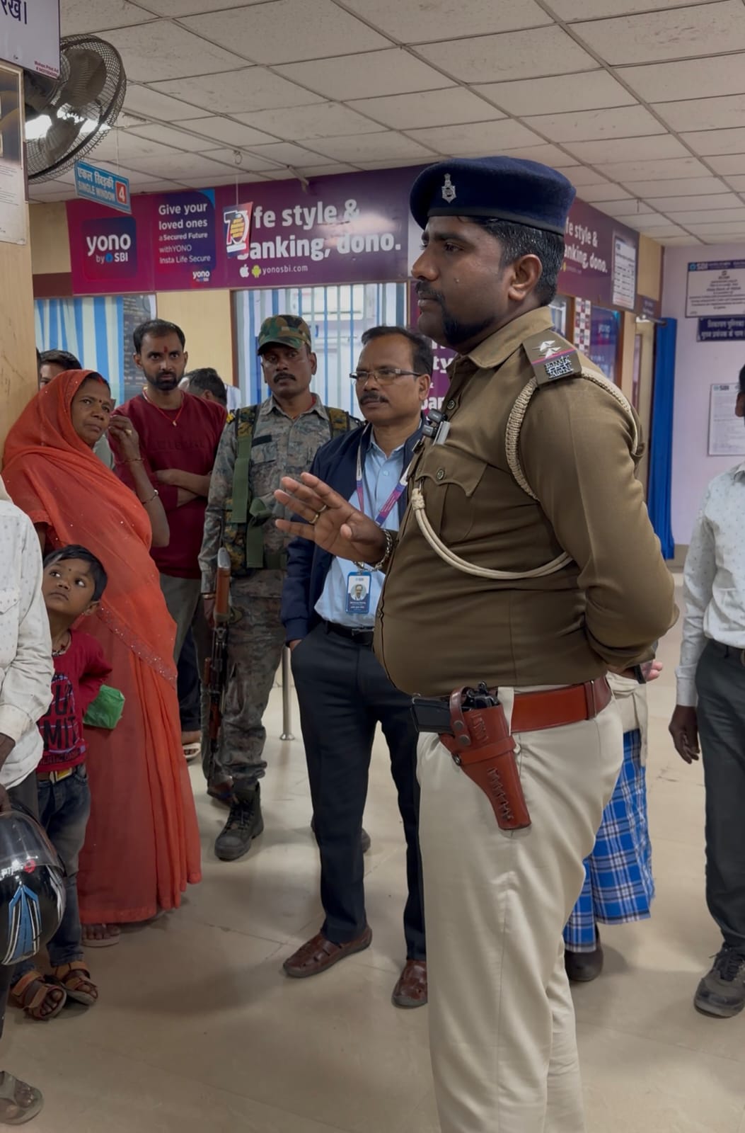 साइबर फ्रॉड से बचाव को लेकर पुलिस अलर्ट, थाना प्रभारी उपेंद्र कुमार ने बैंकों में सुरक्षा व्यवस्था का लिया जायजा, ग्राहकों को किया जागरूक