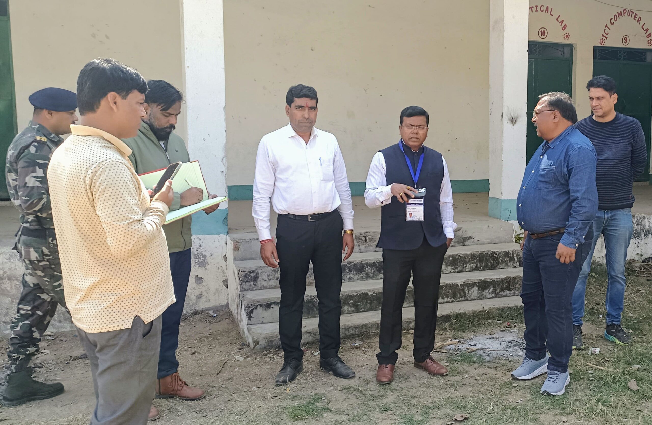 नगर पंचायत चुनाव को लेकर बंशीधर नगर में मतदान केंद्रों का निरीक्षण