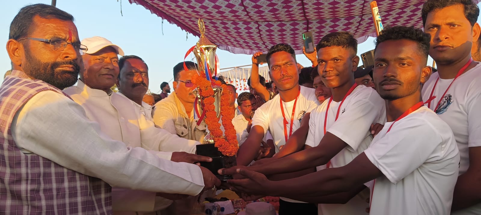 रामपुर में फाइनल मैच ट्रॉफी विधायक दिया