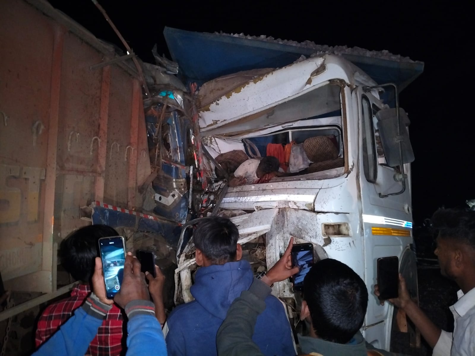 उड़ीसा जा रहे वाहन का टायर फटा, सगमा के युवक की सड़क हादसे में मौत