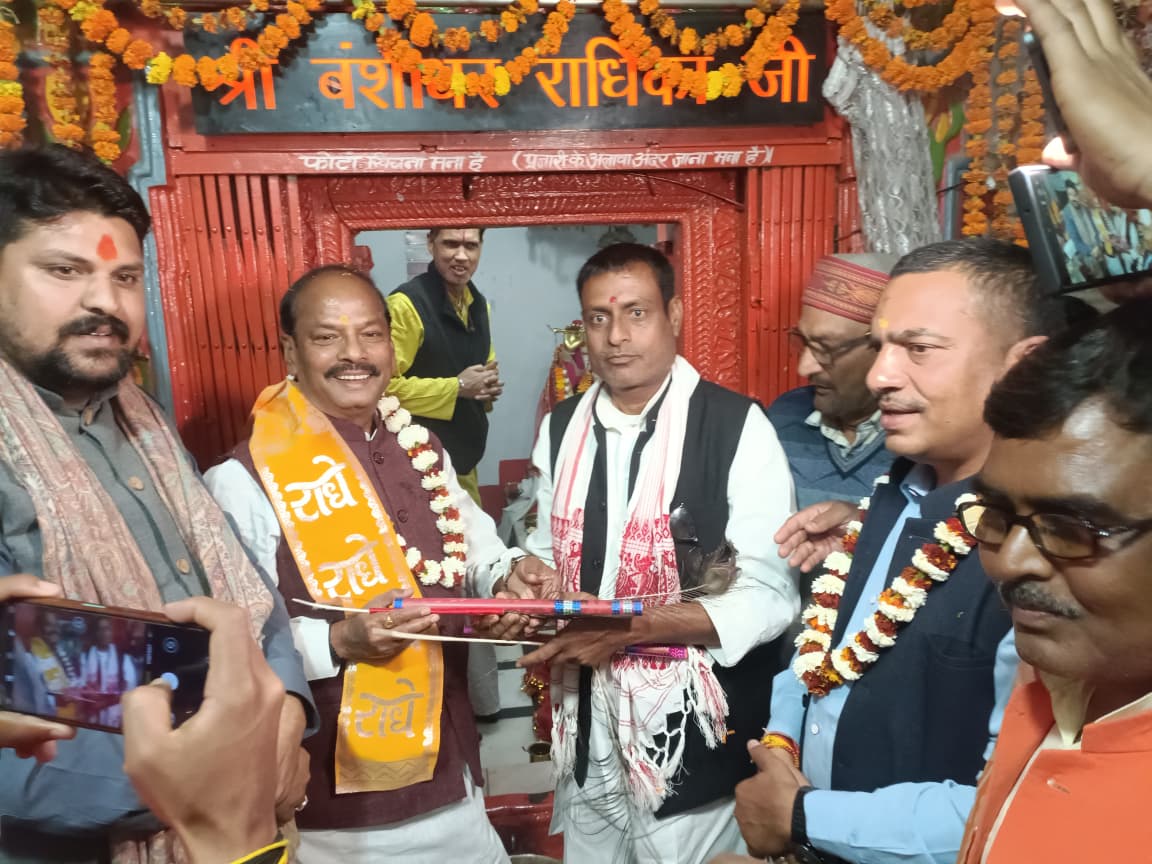 बंशीधर नगर में पूर्व मुख्यमंत्री का दौरा