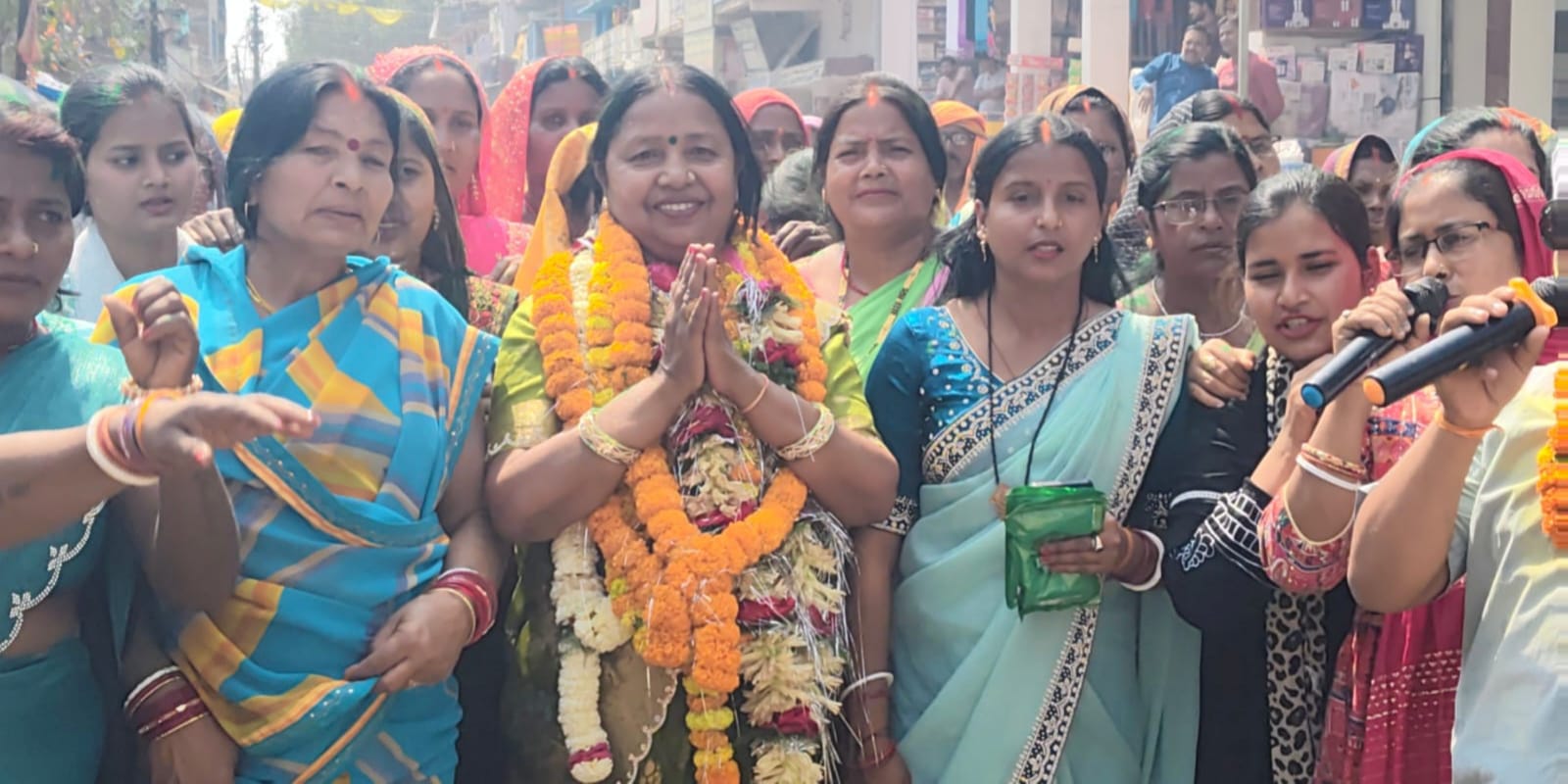 मझिआंव में नगर पंचायत अध्यक्ष सुमित्रा देवी की विजय जुलूस
