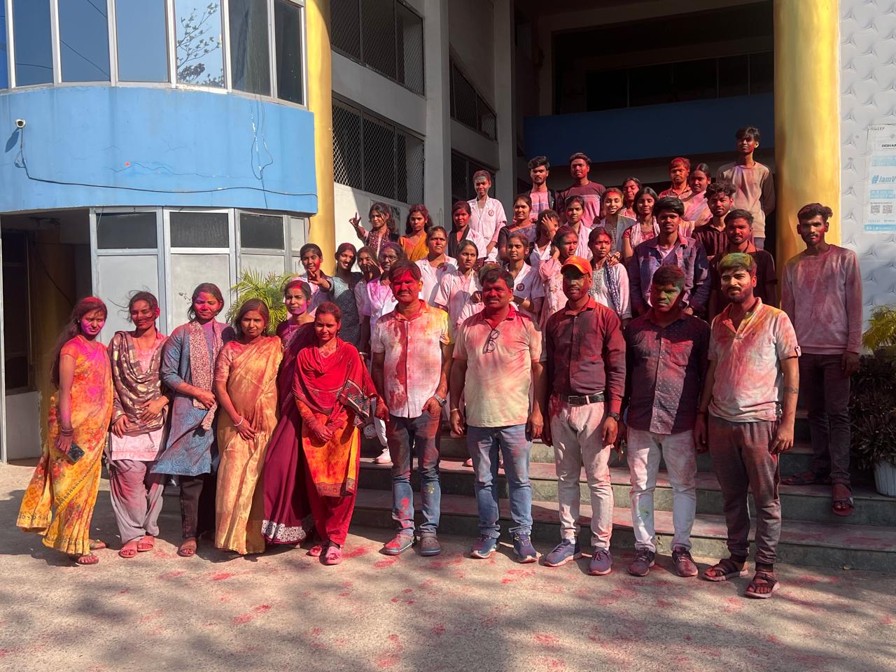 किस्मती कॉलेज ऑफ फार्मेसी एंड नर्सिंग में उत्साह के साथ मनी होली