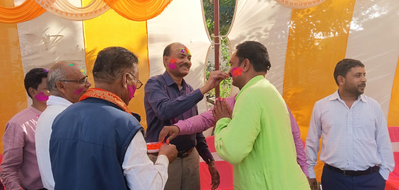 मेराल प्रखंड मुख्यालय में होली मिलन समारोह आयोजित