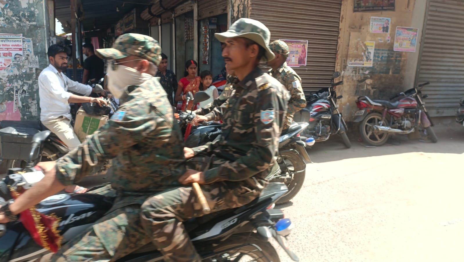 होली पर्व को लेकर बंशीधर नगर में निकाला गया फ्लैग मार्च,शांति व्यवस्था बनाए रखने का संदेश