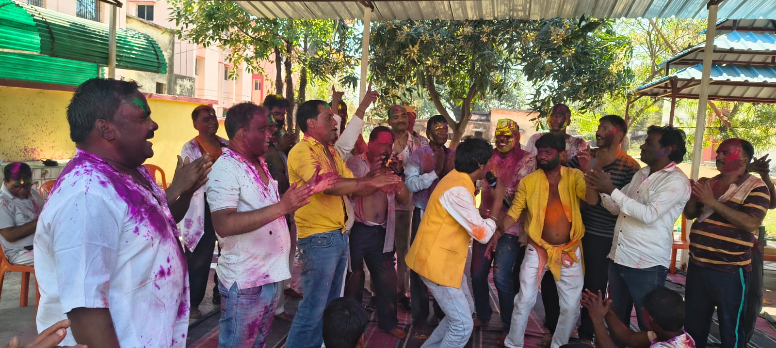 मेराल में हर्षोल्लास और पारंपरिक तरीके से मनाया गया होली पर्व