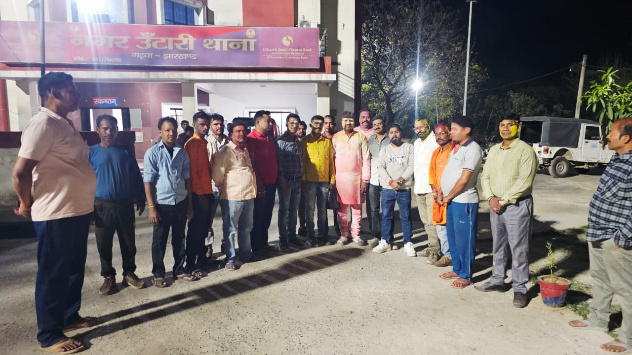 नगर ऊंटारी थाना में पहली बार हुआ होली मिलन समारोह, थाना प्रभारी के गीतों पर झूमे लोग