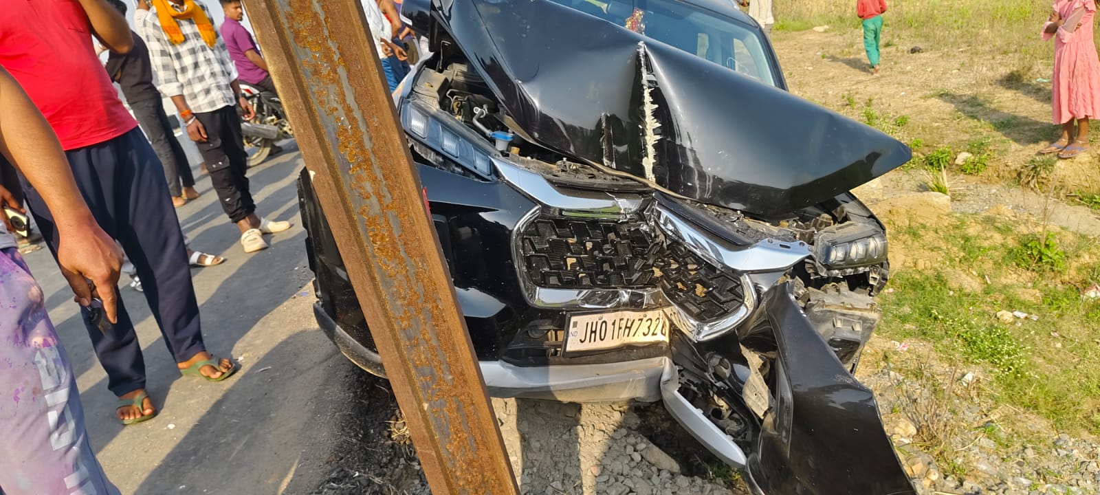 पाल्हे कला में तेज रफ्तार कार बिजली के खंभे से टकराई, चालक बाल-बाल बचा