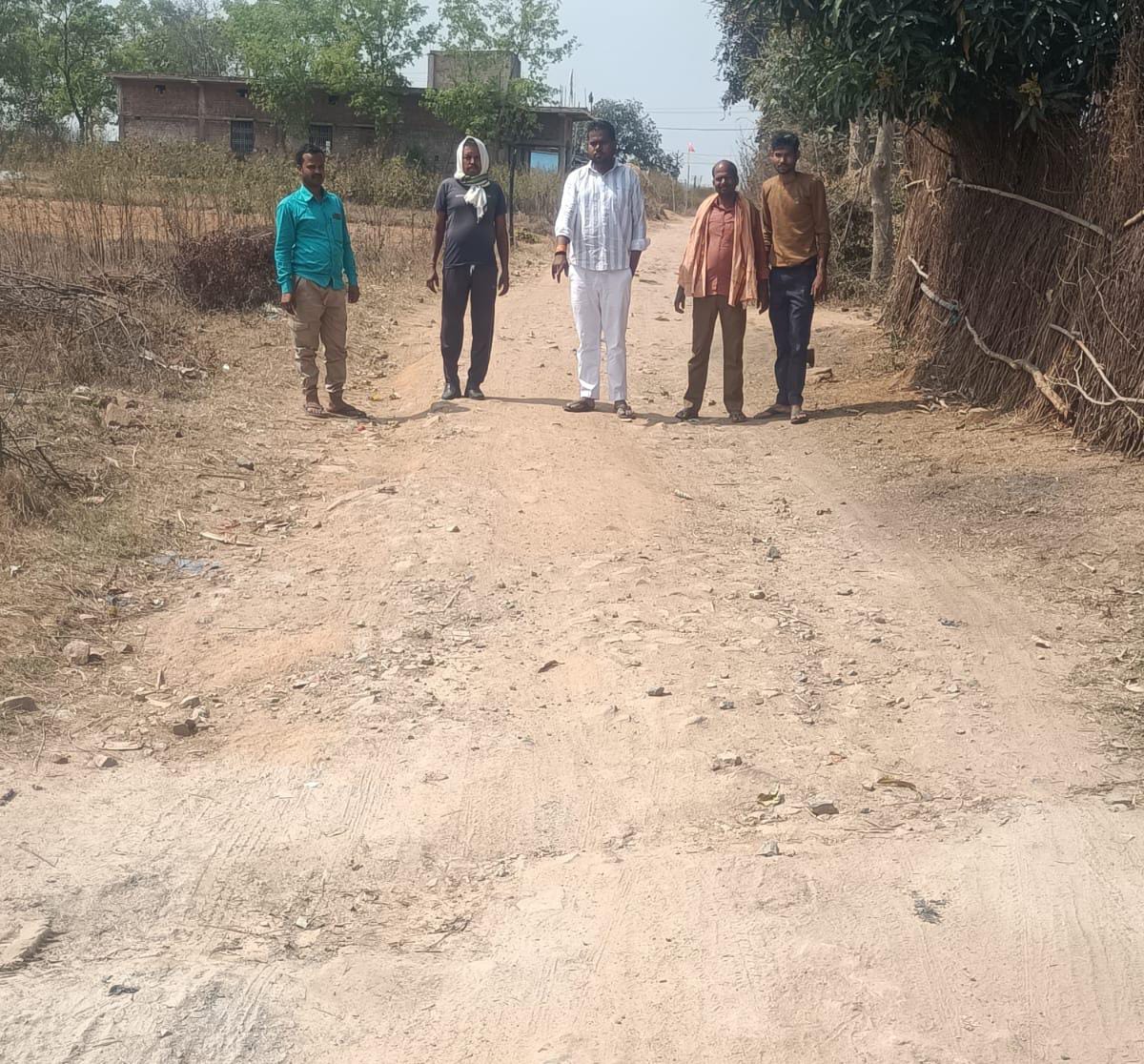 ओखरगाड़ा पूर्वी पंचायत के जोगनी जाने वाली सड़क जर्जर, ग्रामीणों ने शीघ्र निर्माण की उठाई मांग