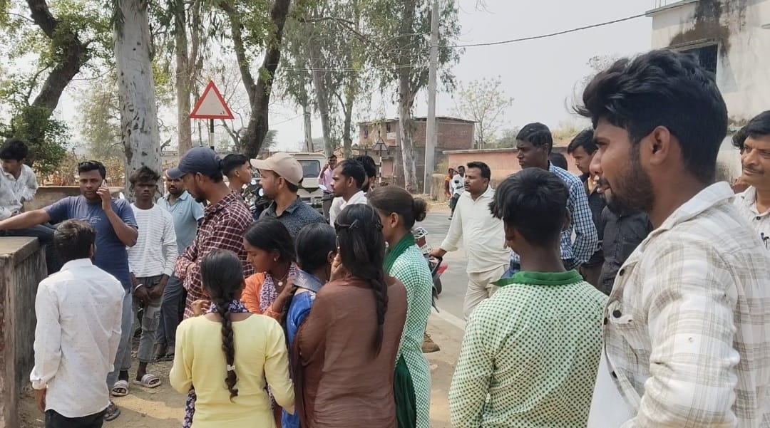 बाना हाई स्कूल में 25 छात्र-छात्राएं नौवीं की फाइनल परीक्षा से वंचित, स्कूल पहुंचकर जताया विरोध