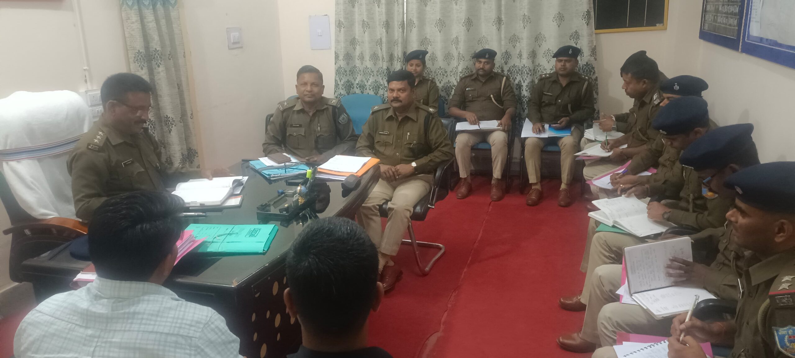 बंशीधर नगर में एसडीपीओ ने की क्राइम मीटिंग, लंबित कांडों के निष्पादन और पर्वों की सुरक्षा पर दिया जोर